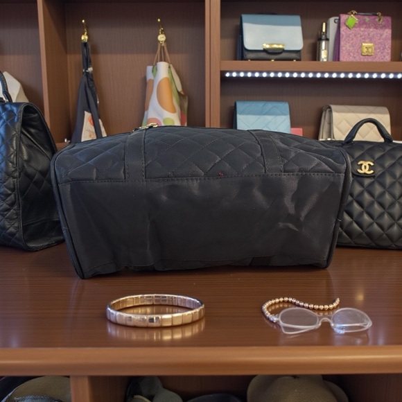 Duffel Bah Quilted with 2 side pockets and a crossbody strap - Picture 7 of 8